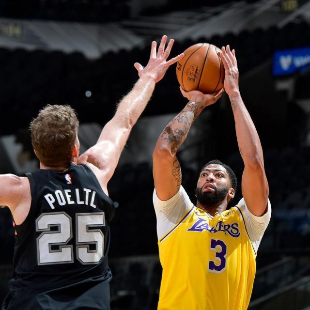 anthony-davis-jakob-poeltl.jpg