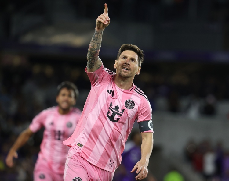 zhibo8-维斯塔潘:梅西在场上想进球就能进,你无法阻止他