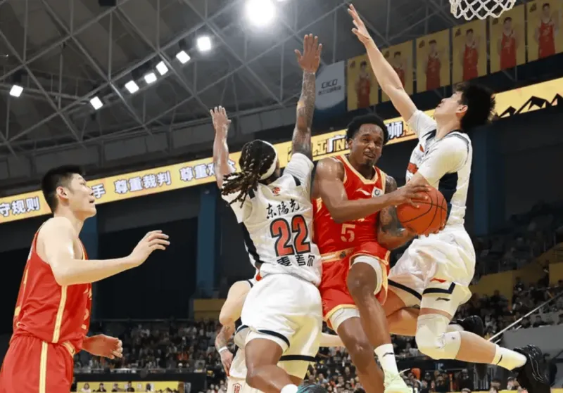 NBA-小巴里-布朗全场21中7,三分8中2得到21分3篮板3助攻2抢断