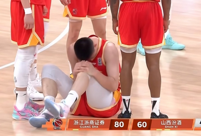 zhiboba-争议!胡金秋遭迪亚洛压到膝盖伤退 23分钟15+7成高效代名词
